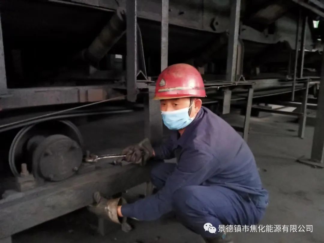 “老線這邊人手不夠，你們那邊有誰可以過來支援？”“好的，我馬上來。”聽到這個消息時，羅國安剛剛結束新線的維修工作，但他二話不說，立即拿起維修包，投入到老線的維修工作當中。每天工作10小時以上已經(jīng)成為抗疫期間的常態(tài)，雖然身體很疲憊，但是他沒有任何怨言，“確實很辛苦、很累，但現(xiàn)在正是特殊時期，只有保障公司生產(chǎn)經(jīng)營“不斷檔”，我們生活才能“不斷線”，恰恰我所在的運輸廠就是承擔著焦炭煤炭運輸?shù)闹匾氊?，所以我更應該恪盡職守，保障好這些設備的穩(wěn)定運行。”.jpg